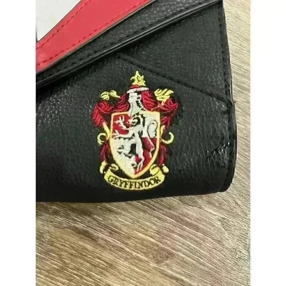 Danielle Nicole Harry Potter Gryffindor Uniform Clutch Red Optional Strap - Picture 2 of 9